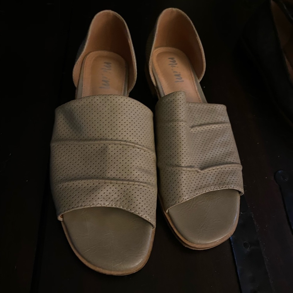 Miim breeze sandals size 8